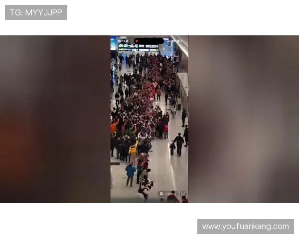 各大足球明星陆续抵达机场引发球迷热烈关注与期待
